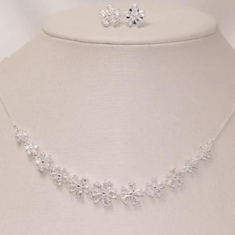 CONJUNTO FLOR COM PEDRAS CRISTAIS BANHO PRATA