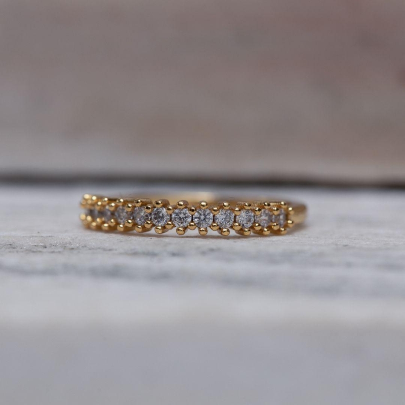 ANEL COM ZIRCÔNIAS REDONDAS CRISTAIS CT BANHO OURO 18K