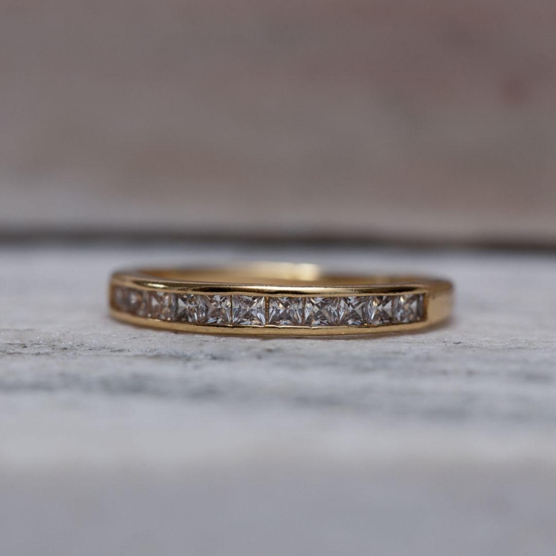ANEL DELICADO COM PEDRAS CRISTAIS CT BANHO OURO 18K
