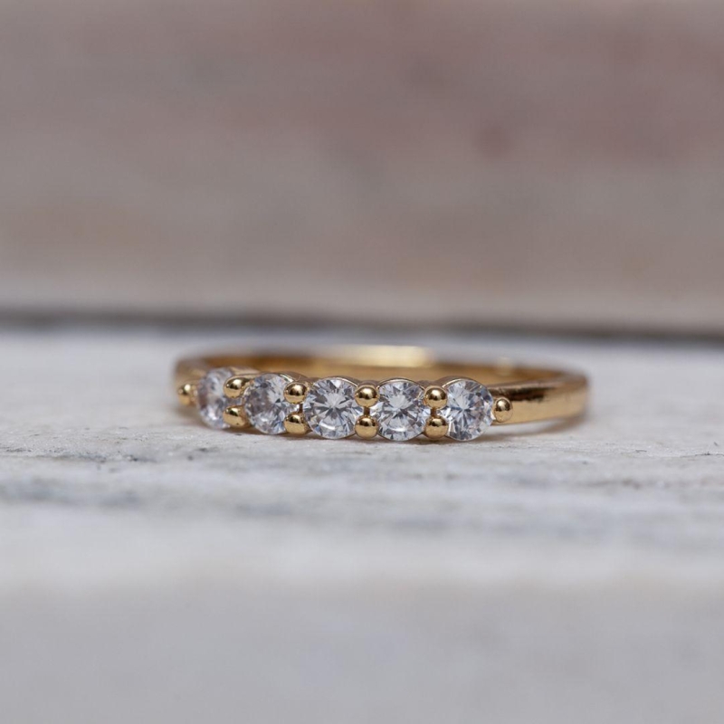 ANEL DELICADO COM ZIRCÔNIAS REDONDAS CT BANHO OURO 18K