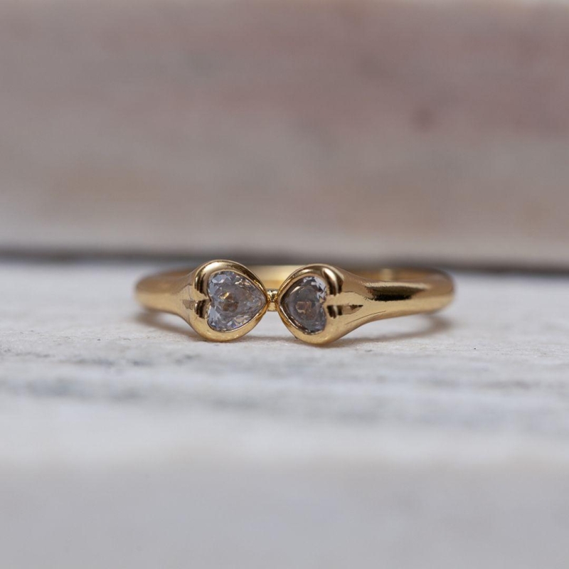 ANEL DOIS CORAÇÕES CRISTAIS CT BANHO OURO 18K