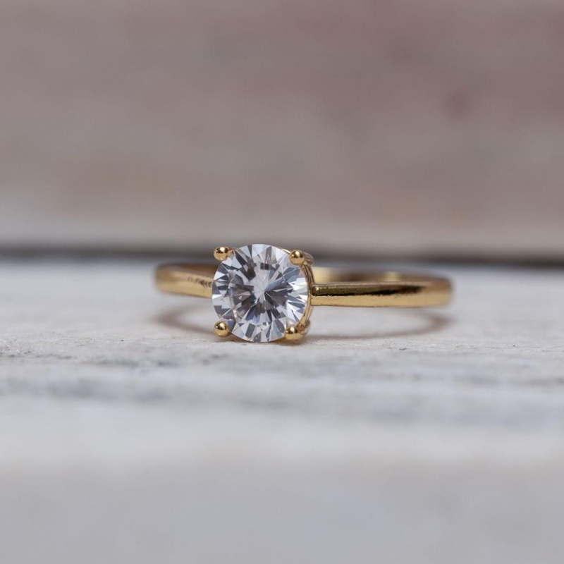 ANEL SOLITÁRIO 4 GARRAS CRISTAL CT BANHO OURO 18K