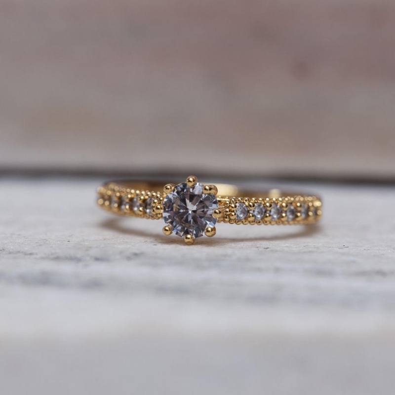 ANEL SOLITÁRIO 8 GARRAS CRAVEJADO CT BANHO OURO 18K