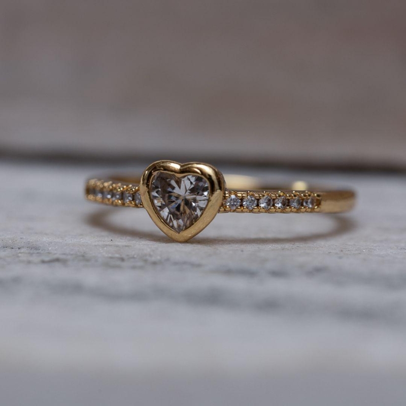 ANEL SOLITÁRIO COM CORAÇÃO CRISTAL CT BANHO OURO 18K