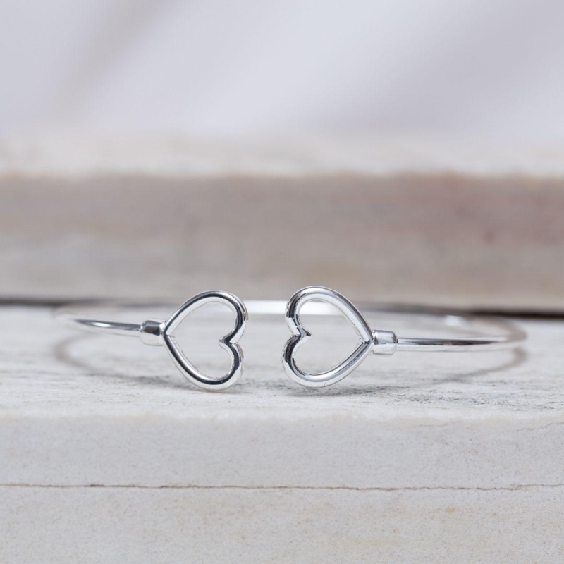 BRACELETE 2 CORAÇÕES BANHO PRATA
