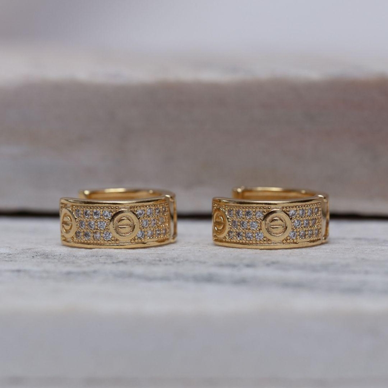 BRINCO ARGOLA CARTIER CRAVEJADA BANHO OURO 18K