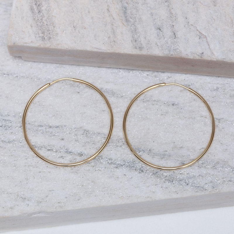 BRINCO ARGOLA FECHADA M BANHO OURO 18K