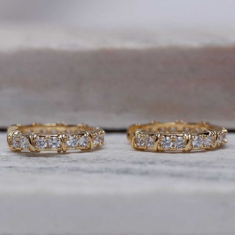 BRINCO ARGOLA X CRISTAL BANHO OURO 18K