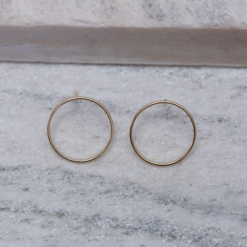 BRINCO CÍRCULO FINO VAZADO BANHO OURO 18K