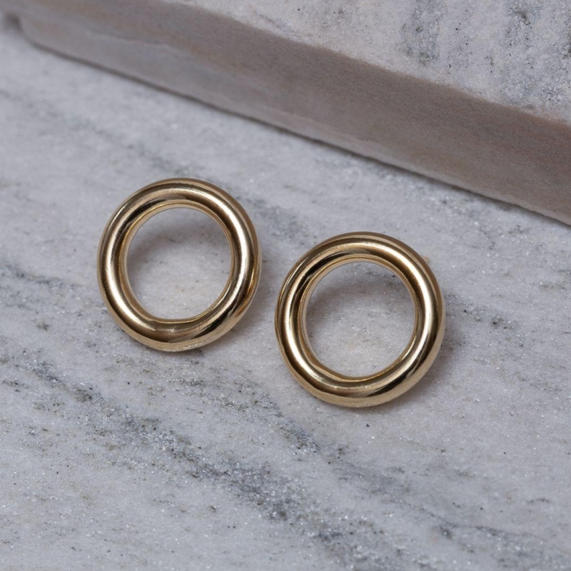 BRINCO CÍRCULO GROSSO VAZADO BANHO OURO 18K