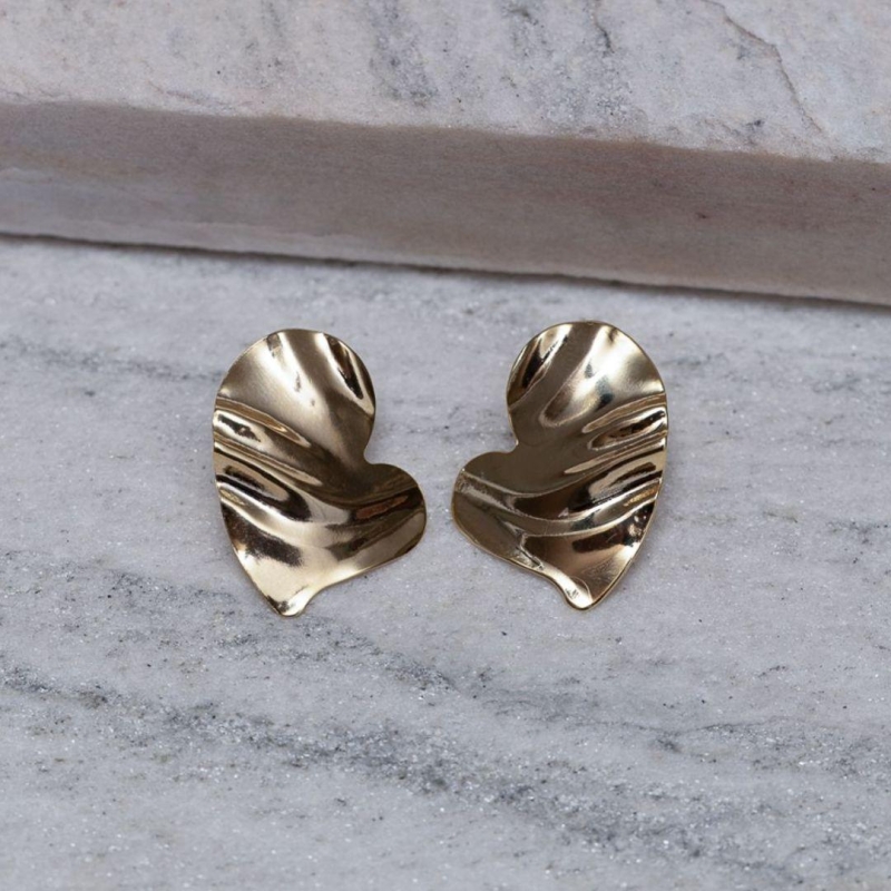 BRINCO CORAÇÃO ORGÂNICO AMASSADO BANHO OURO 18K