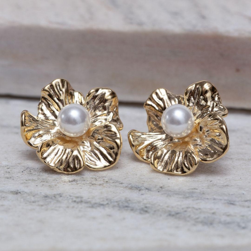 BRINCO FLOR COM PÉROLA BANHO OURO 18K