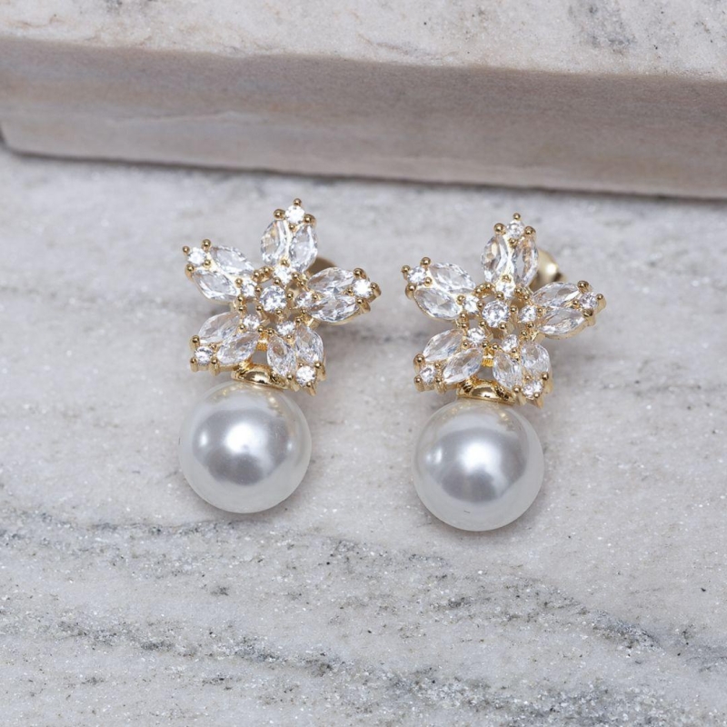 BRINCO FLOR CRISTAL COM PÉROLA BANHO OURO 18K