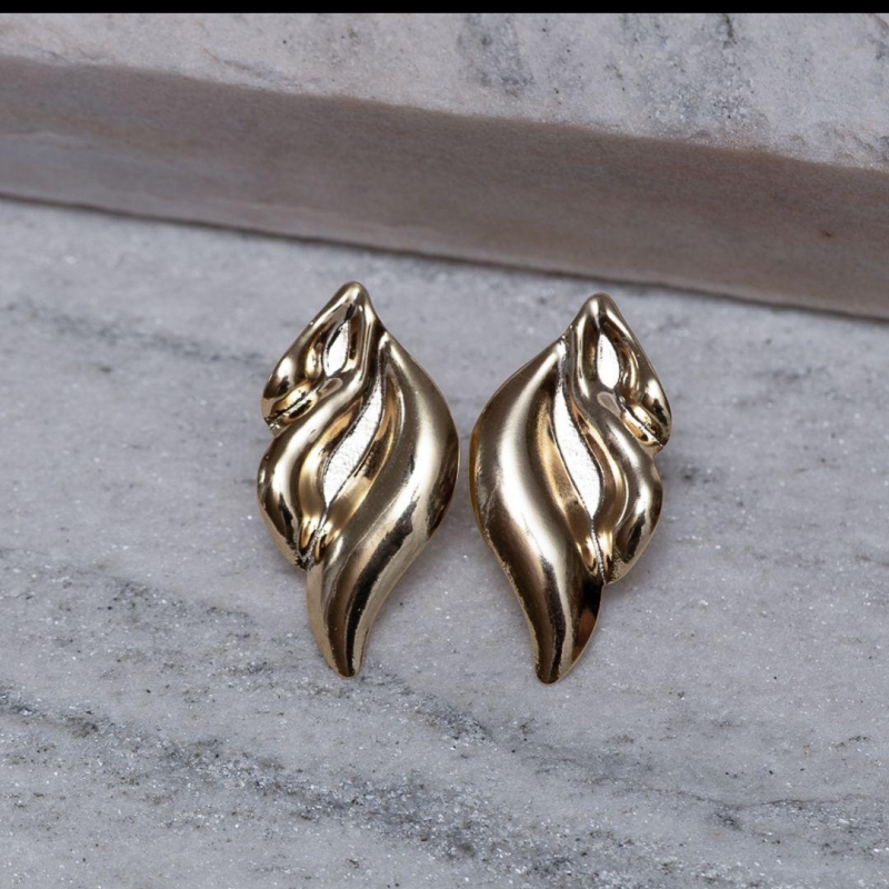 BRINCO FOLHA ORGÂNICA BANHO OURO 18K