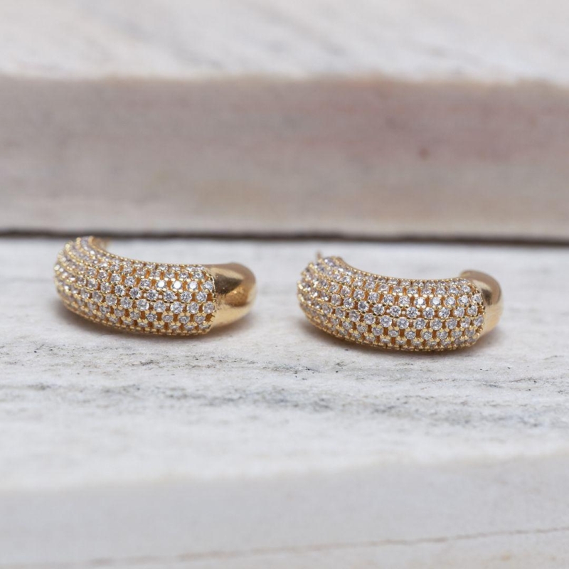 BRINCO MEIA ARGOLA CRAVEJADO BANHO OURO 18K