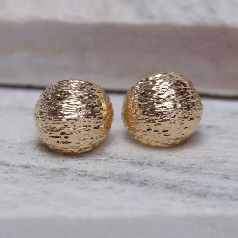 BRINCO MEIA ARGOLA TRABALHADA BANHO OURO 18K