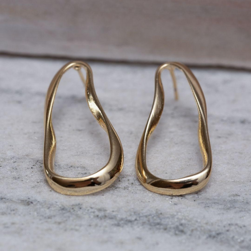 BRINCO ORGÂNICO PEAR VAZADO BANHO OURO 18K