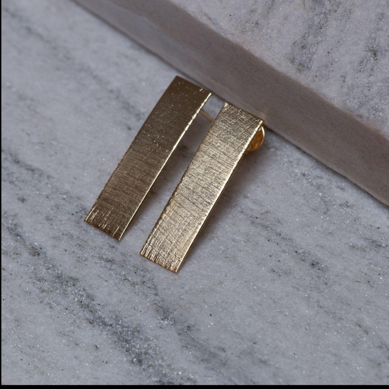BRINCO PLACA RISCADA BANHO OURO 18K