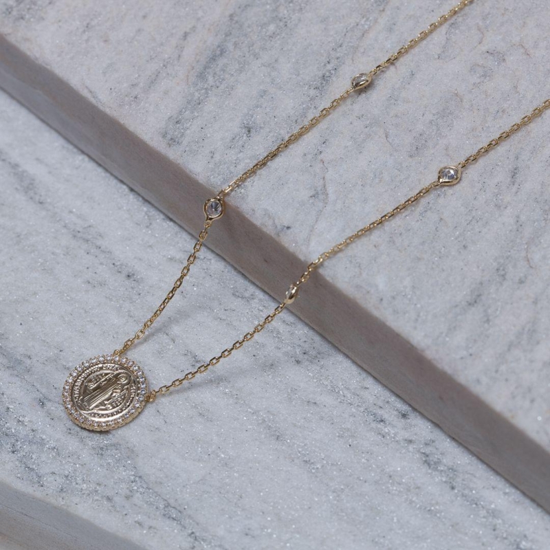 COLAR MEDALHA DE SÃO BENTO COM ZIRCÔNIAS BANHO OURO 18K