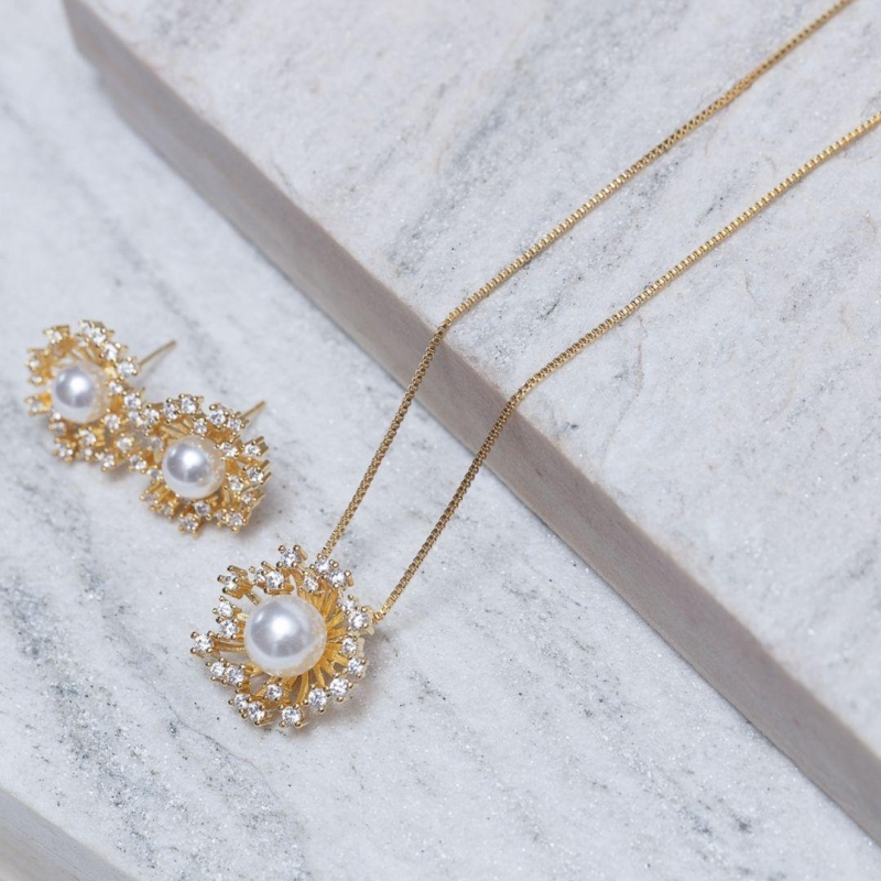 CONJUNTO FLOR COM PÉROLA BANHO OURO 18K