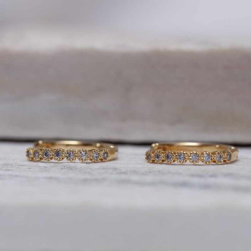 BRINCO ARGOLA FLORZINHAS M BANHO OURO 18K
