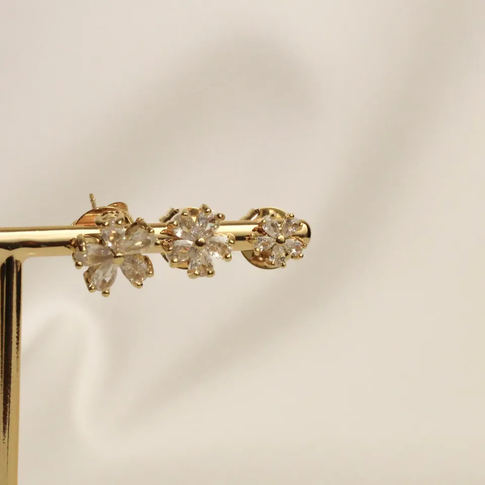 BRINCO FLOR CRISTAL TRIO M BANHO OURO 18K