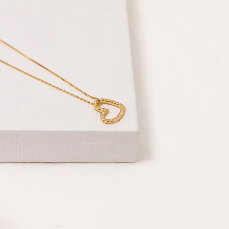 COLAR CORAÇÃO PENDURADO BANHO OURO 18K