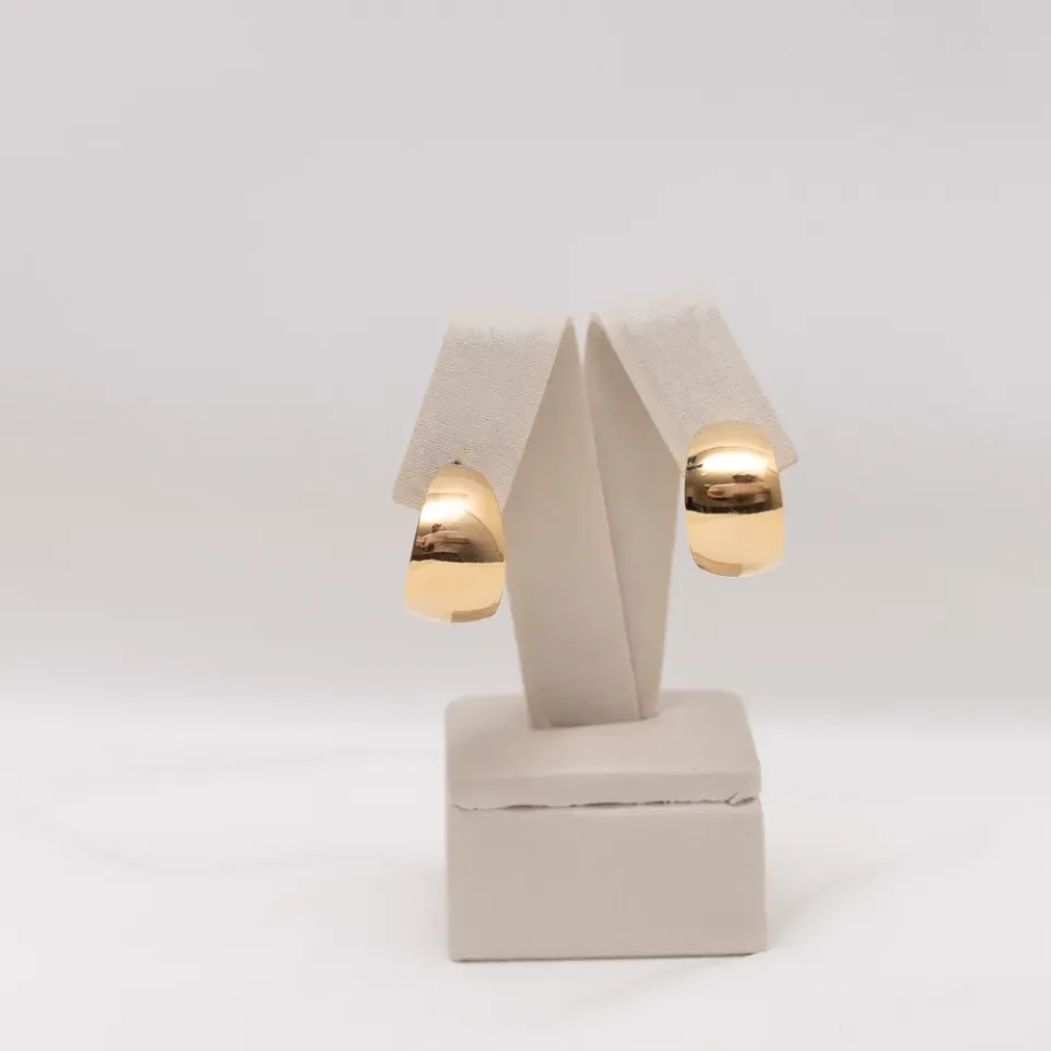 BRINCO ARGOLA LISA M BANHO OURO 18K