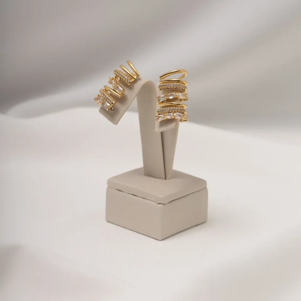 BRINCO CRAVEJADO COM ZIRCÔNIAS CRISTAIS BANHO OURO 18K