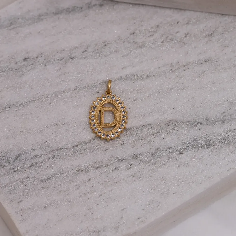 PINGENTE LETRA D LISA COM ZIRCÔNIA BANHO OURO 18K