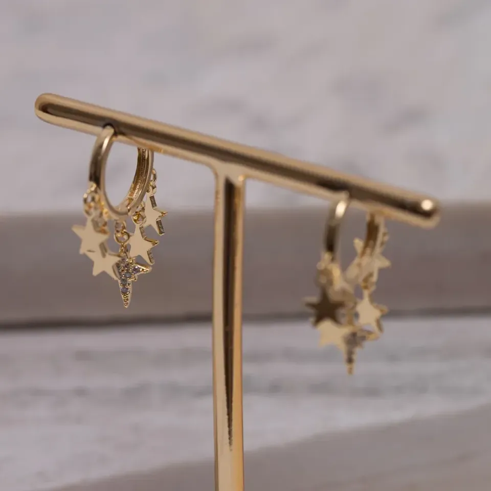 BRINCO ARGOLA COM PINGENTES ESTRELAS BANHO OURO 18K