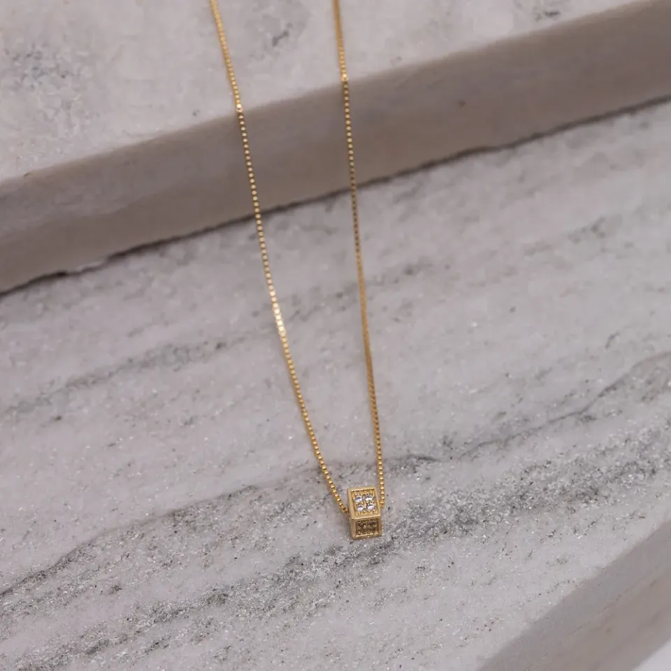 COLAR PONTO DE LUZ CUBO BANHO OURO 18K