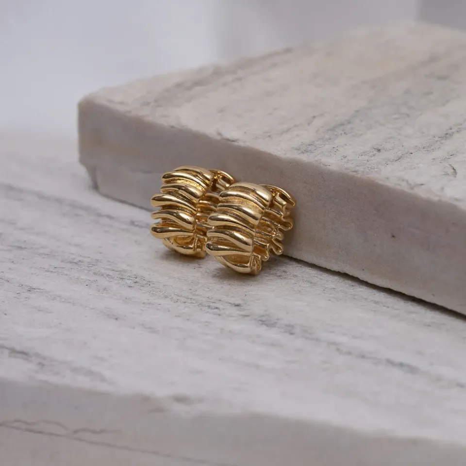 BRINCO ARGOLA LISA TRABALHADA M BANHO OURO 18K