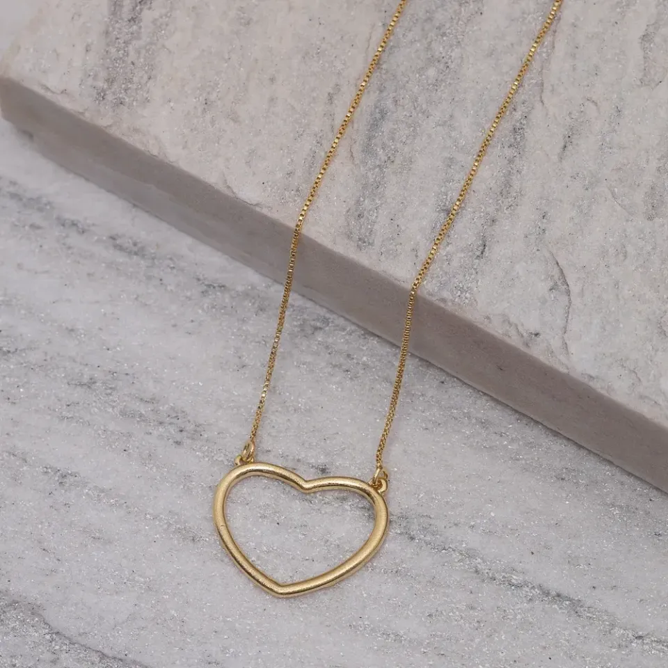 COLAR CORAÇÃO LISO VAZADO BANHO OURO 18K
