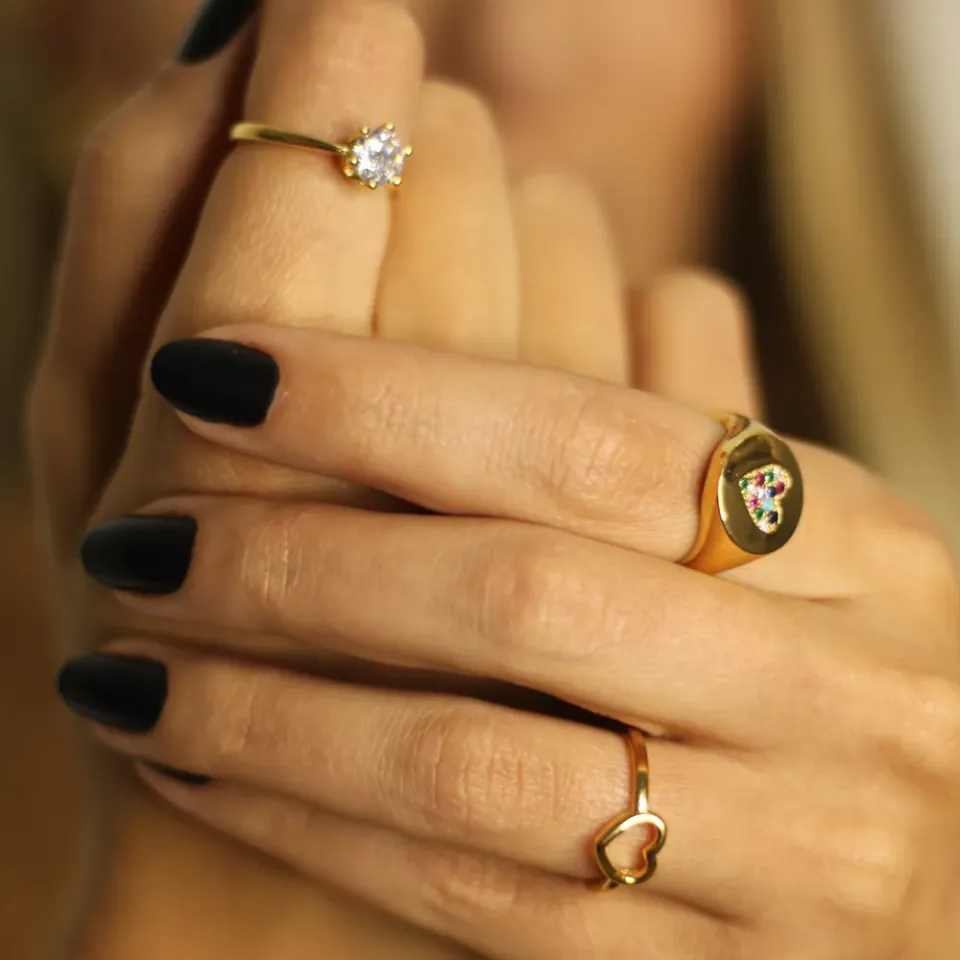 ANEL CORAÇÃO LISO VAZADO BANHO OURO 18K