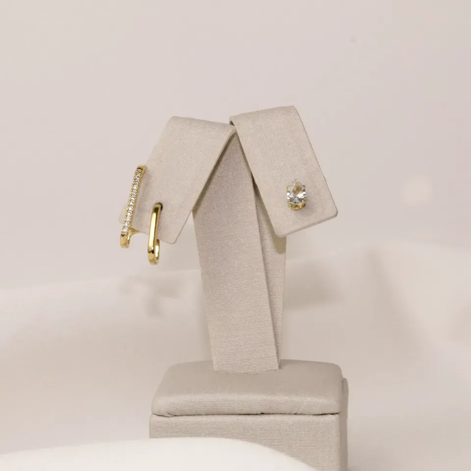 BRINCO EAR CUFF CRAVEJADO COM ZIRCÔNIAS CRISTAIS E PONTO DE LUZ BANHO OURO 18K