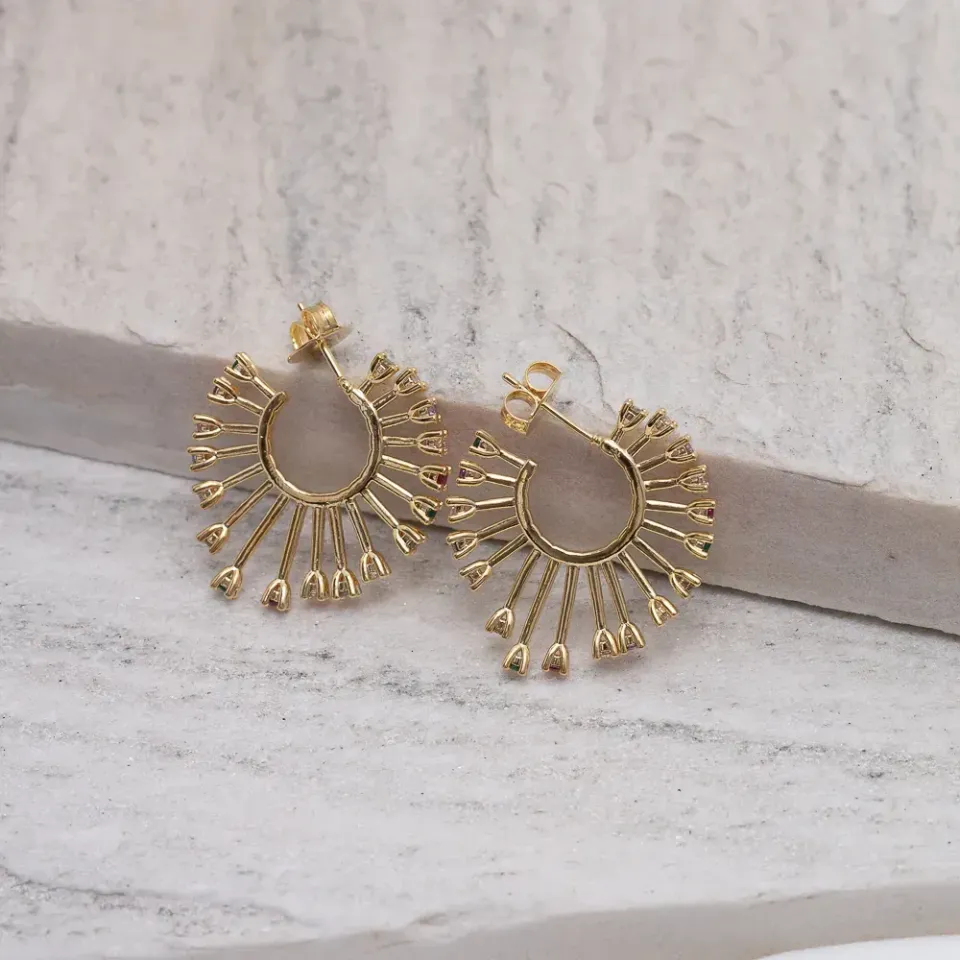 BRINCO ARGOLA ARAMADA COM PEDRAS ZIRCÔNIAS COLORIDAS BANHO OURO 18K