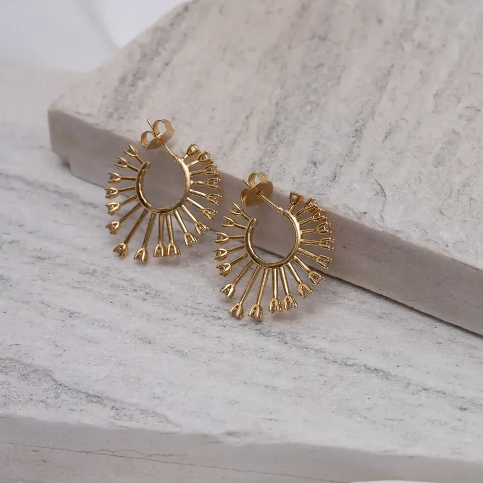 BRINCO ARGOLA ARAMADA COM PEDRAS ZIRCÔNIAS CRISTAIS BANHO OURO 18K