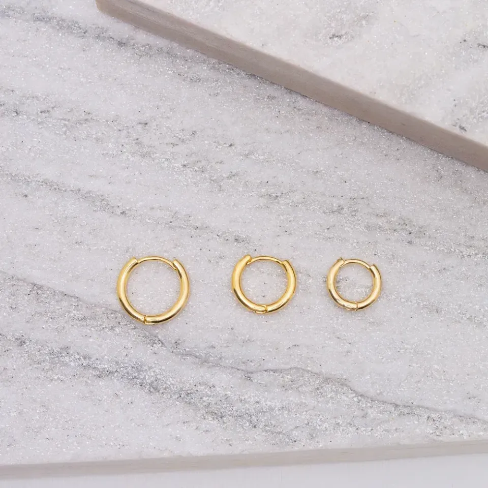 BRINCO ARGOLA LISA FINA M BANHO OURO 18K