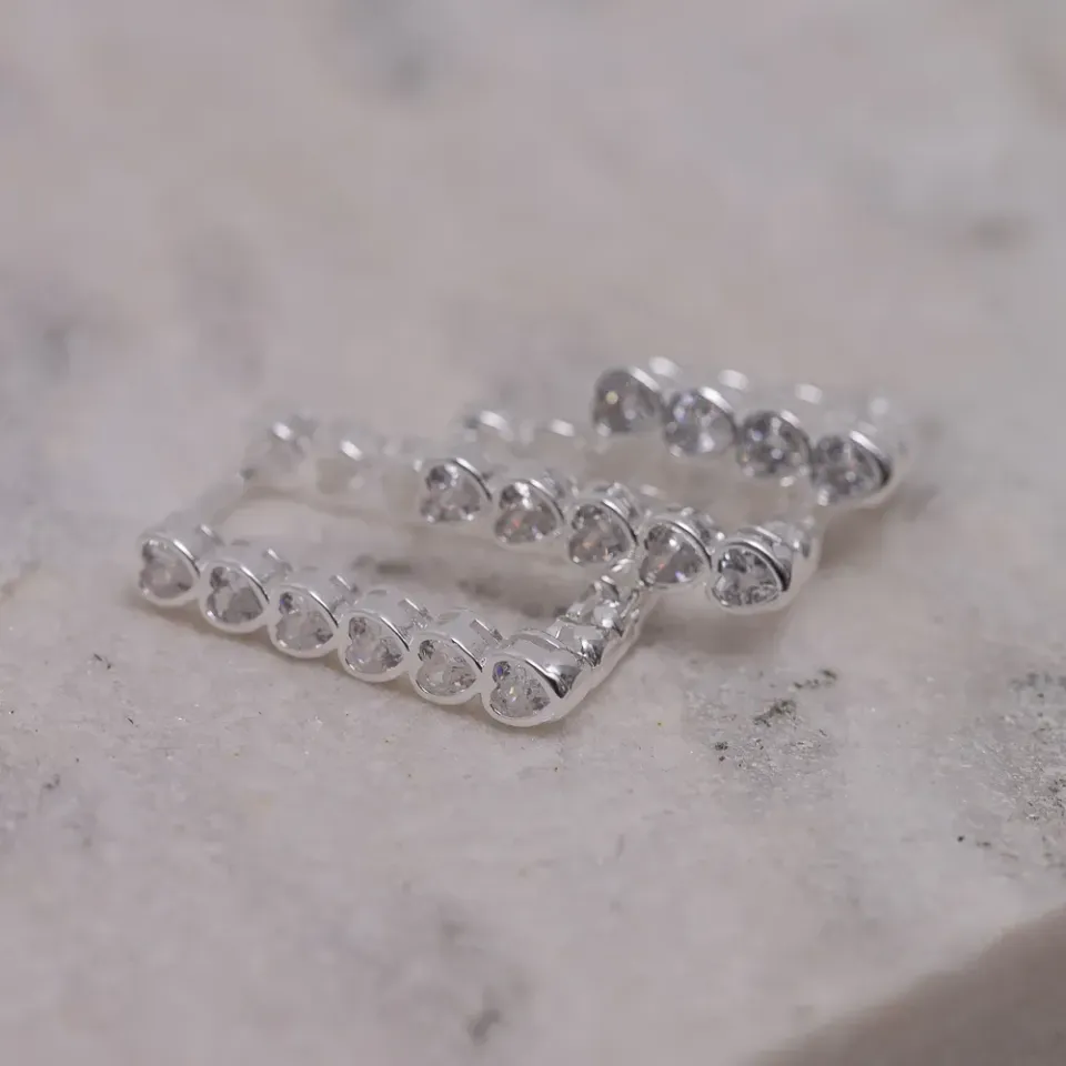 BRINCO ARGOLA QUADRADA P COM ZIRCÔNIA CORAÇÃO CRISTAL BANHO PRATA