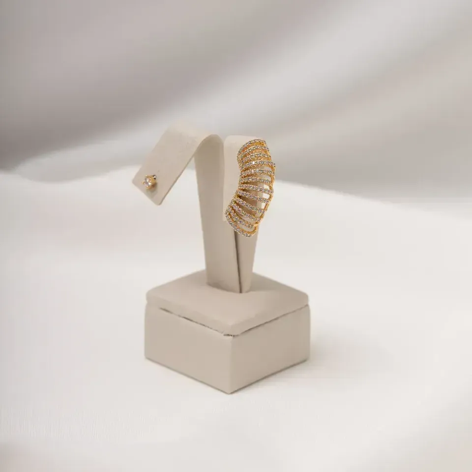 BRINCO EAR CUFF CRAVEJADO COM ZIRCÔNIAS E PONTO DE LUZ CRISTAL BANHO OURO 18K