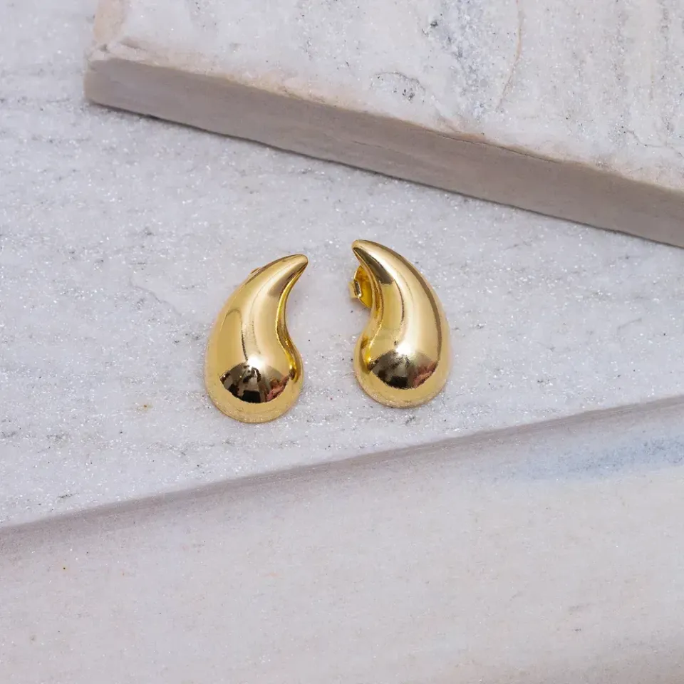 BRINCO GOTA OCA LISA M BANHO OURO 18K