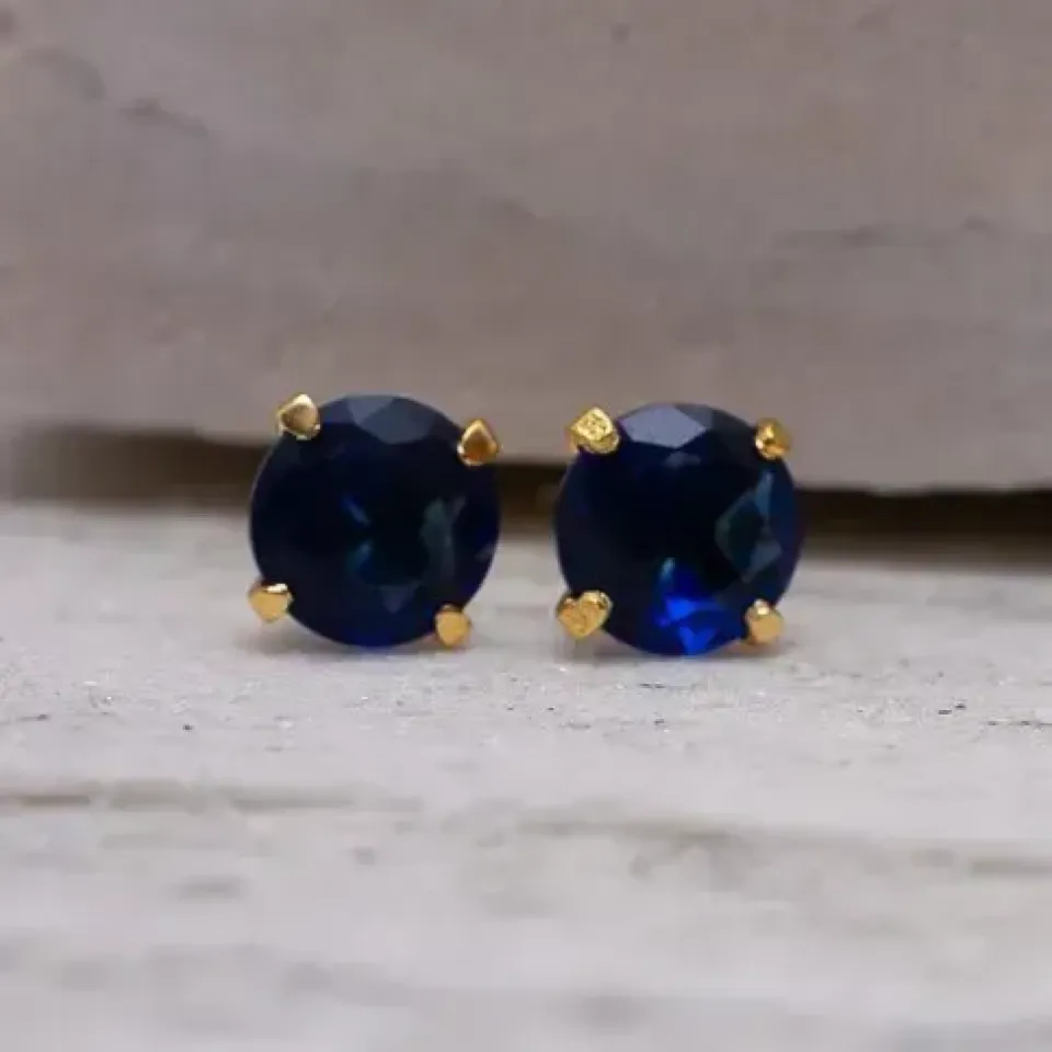 BRINCO PONTO DE LUZ ZIRCÔNIA AZUL MARINHO PEQUENO BANHO OURO 18K