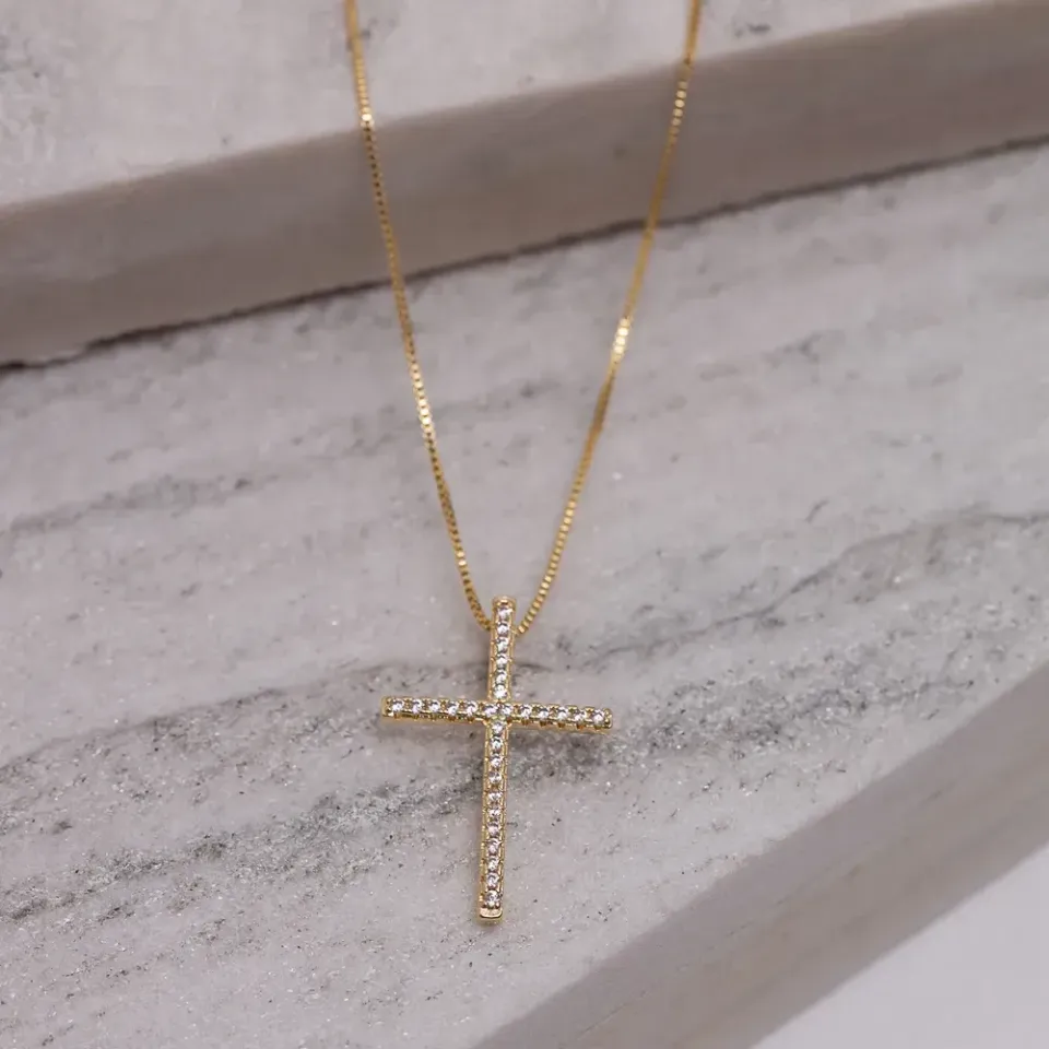 COLAR CRUZ CRAVEJADO COM ZIRCÔNIAS CRISTAIS BANHO OURO 18K