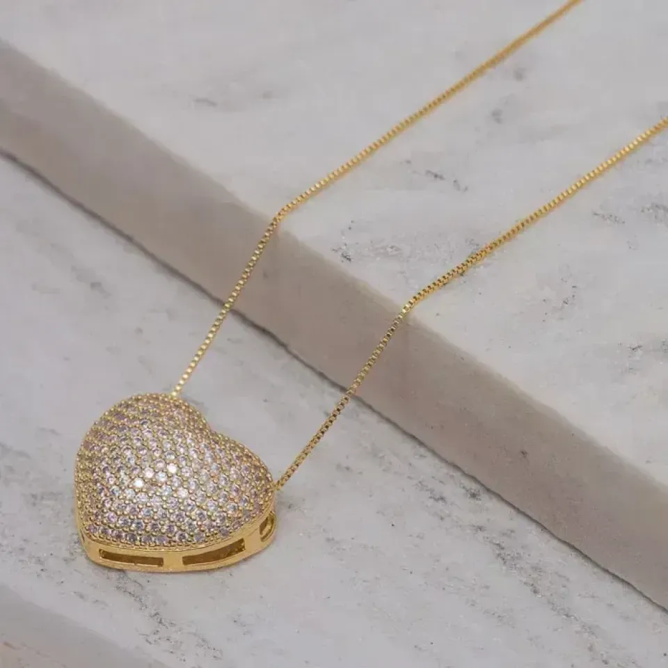 COLAR CORAÇÃO CRAVEJADO COM ZIRCÔNIAS CRISTAIS BANHO OURO 18K