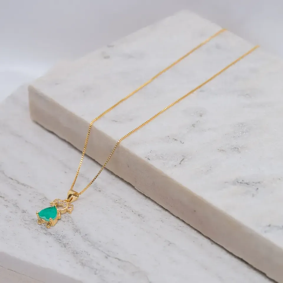 COLAR FILHOS MENINA COM PEDRA VERDE TIFFANY BANHO OURO 18K