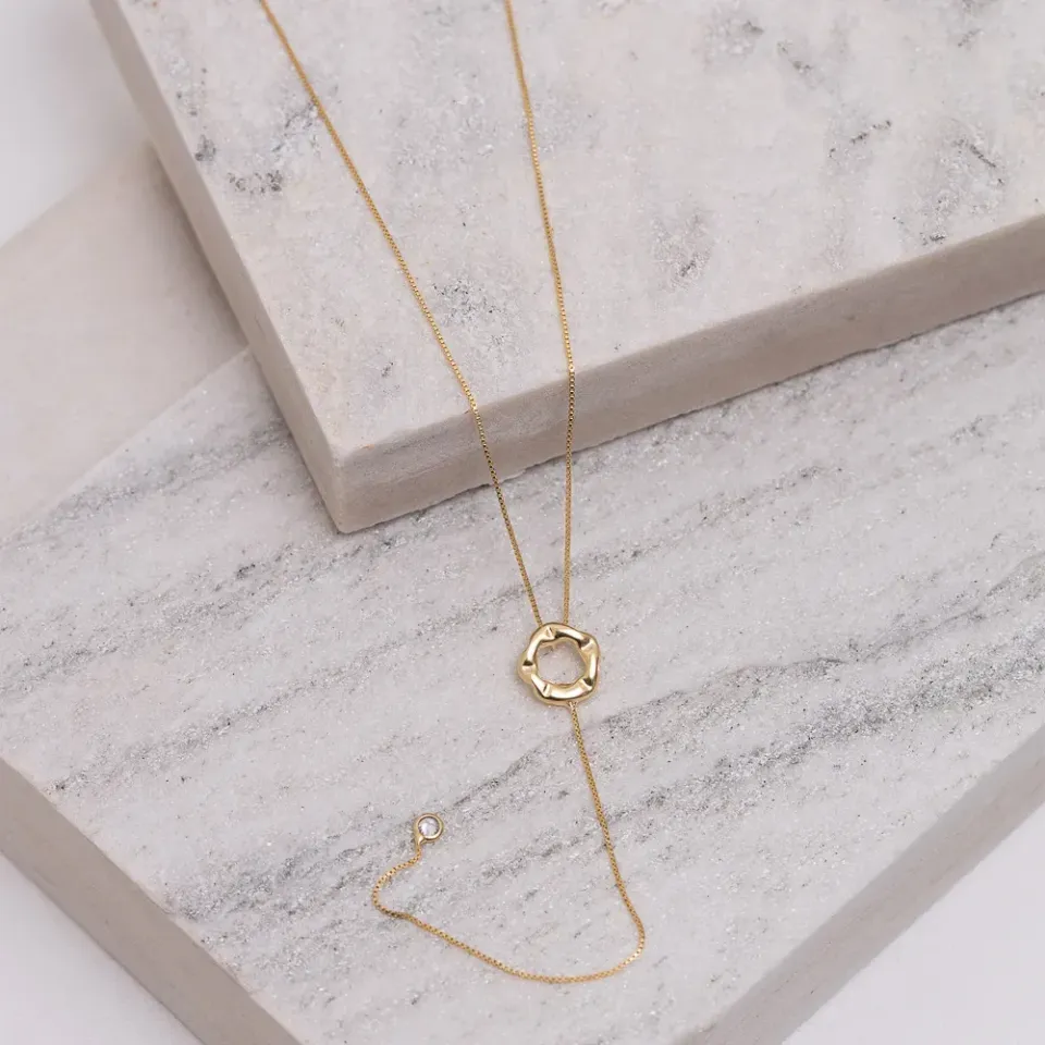 COLAR GRAVATA ORGÂNICA COM PONTO DE LUZ BANHO OURO 18K