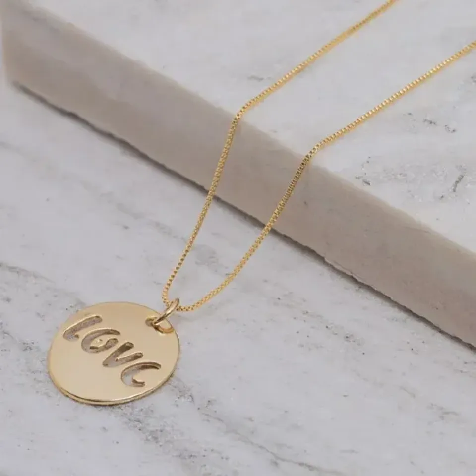 COLAR PINGENTE LOVE VAZADO LISO BANHO OURO 18K