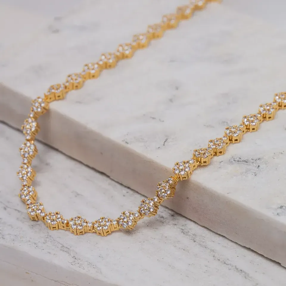 COLAR RIVIERA FLOR CRAVEJADO COM ZIRCÔNIAS CRISTAIS BANHO OURO 18K