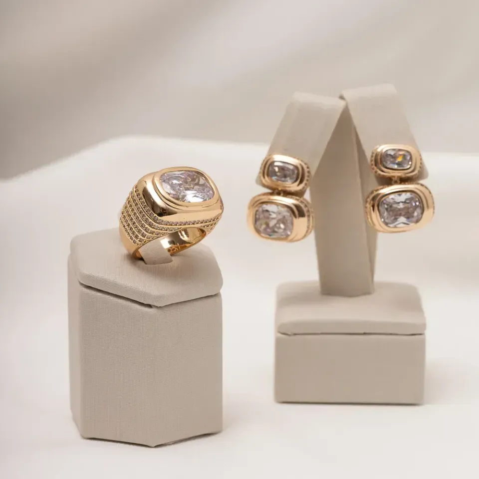 CONJUNTO BRINCO E ANEL CRAVEJADO COM ZIRCÔNIAS E PEDRA CRISTAL BANHO OURO 18K